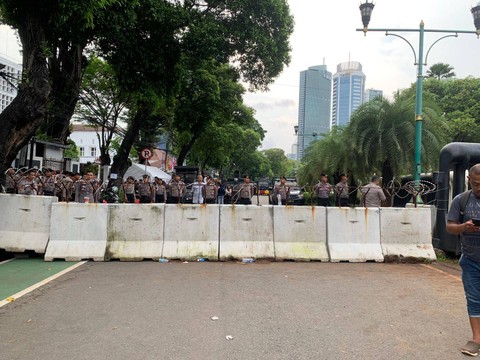 Unjuk rasa di depan kantor KPU RI, Jalan Imam Bonjol, Jakarta, Jumat (16/2/2024).  Foto: Luthfi Humam/kumparan