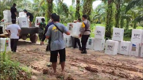 Potret pengembalian logistik di Kecamatan Belitang Hilir, Kabupaten Sekadau. Foto: Dok. Polres Sekadau