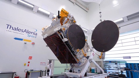 Penampakan Satelit Merah Putih 2 dengan teknologi High Throughput Satellite (HTS) yang akan menempati slot orbit 113 derajat Bujur Timur (113 BT). Foto: Telkom