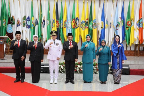 Pelantikan Pj Gubernur Jatim Adhy Karyono dan Pj Ketua TP PKK Provinsi Jatim Isye Sri Rahayu di Kemendagri, Jumat (16/2).  Foto: Dok. Kemendagri