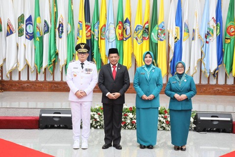 Pelantikan Pj Gubernur Jatim Adhy Karyono dan Pj Ketua TP PKK Provinsi Jatim Isye Sri Rahayu di Kemendagri, Jumat (16/2).  Foto: Dok. Kemendagri