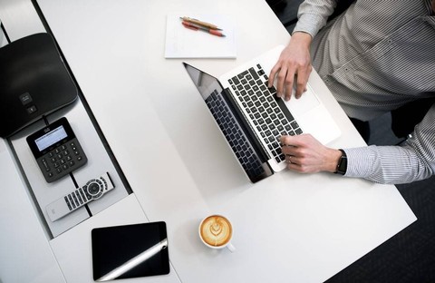 Ilustrasi Orang yang Menjiplak Hasil Karya Orang Lain  Sumber Unsplash/Tyler Franta