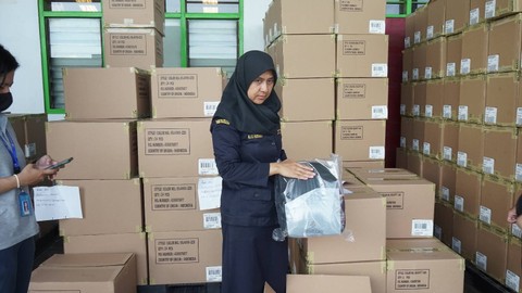 Petugas Bea Cukai Yogyakarta memeriksa produk tas yang akan diekspor ke Amerika dan Kanada, Jumat (16/2). Foto: Widi RH Pradana/Pandangan Jogja