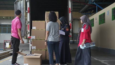 Proses pengangkutan tas buatan Bantul untuk diekspor ke Amerika dan Kanada, Jumat (16/2). Foto: Widi RH Pradana/Pandangan Jogja