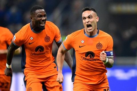 Pemain Inter Milan Lautaro Martinez merayakan gol keduanya bersama Marcus Thuram pada pertandingan pekan ke-24 Liga Italia, di San Siro, Milan, Italia, Jumat (16/2/2024). Foto: Daniele Mascolo/REUTERS