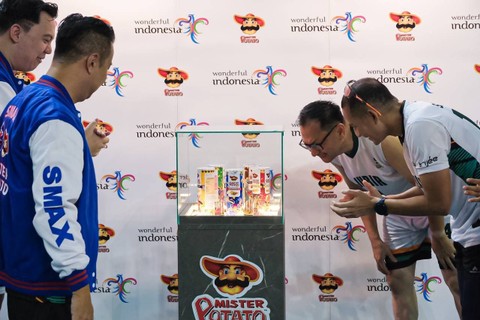 Menparekraf Sandiaga Uno dalam acara peluncuran kemasan terbaru Mister Potato di kawasan Bulungan, Jakarta, Jumat (16/2/2024).
 Foto: Dok. Kemenparekraf