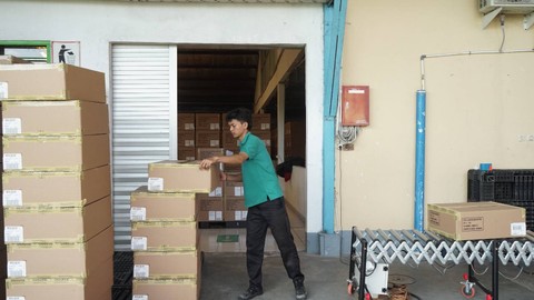Proses pengiriman tas produksi PT Komitrando Emporio dari Bantul ke Amerika. Foto: Widi RH Pradana/Pandangan Jogja