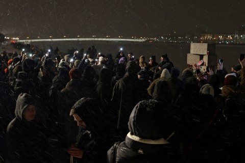 Orang-orang berkumpul di monumen korban penindasan politik setelah kematian pemimpin oposisi Rusia Alexei Navalny di Saint Petersburg, Rusia, Jumat (16/2/2024). Foto: Stringer/REUTERS