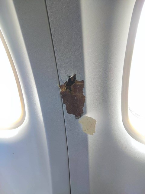 Bagian pesawat Wings Air yang terkena tembak di Yahukimo, Papua Pegunungan, Sabtu (17/2). Foto: Ditjen Hubud Kemenhub