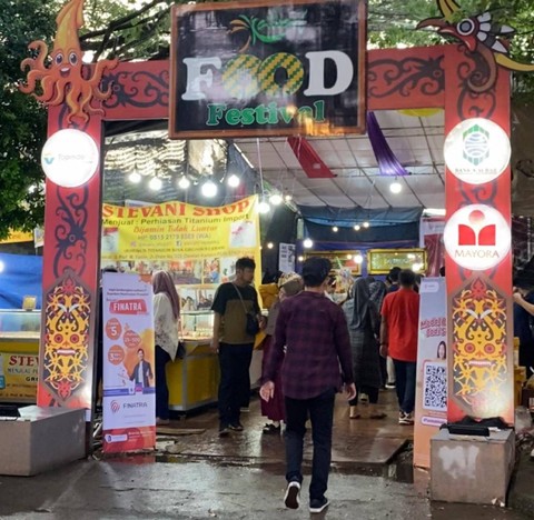 Kalbar Food Festival ke-5 digelar di parkiran Mega Mall Pontianak dari tanggal 17 hingga 24 Februari 2024. Foto: Yulia Ramadhiyanti/Hi!Pontianak