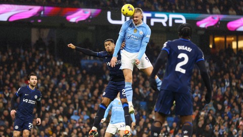 Erling Haaland beraksi saat laga Man City vs Chelsea dalam pekan ke-25 Liga Inggris 2023/24 di Stadion Etihad pada Minggu (18/2) dini hari WIB. Foto: REUTERS/Carl Recine
