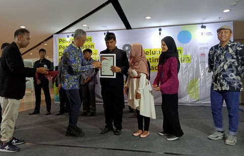 Pria Asmara Dewa, remaja disabilitas tunanetra yang menerima penghargaan dari Kerajaan Inggris.