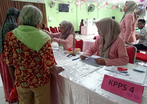 Petugas KPPS di Surabaya. Foto: Masruroh/Basra