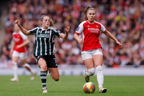 Pertandingan Arsenal melawan Manchester United pada pertandingan Liga Super Wanita di Stadion Emirates, London, Inggris, Sabtu (17/2/2024). Foto: Andrew Couldridge/REUTERS