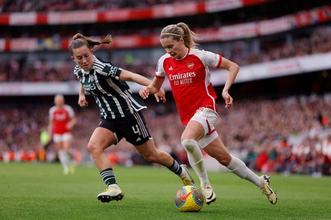 Pertandingan Arsenal melawan Manchester United pada pertandingan Liga Super Wanita di Stadion Emirates, London, Inggris, Sabtu (17/2/2024). Foto: Andrew Couldridge/REUTERS