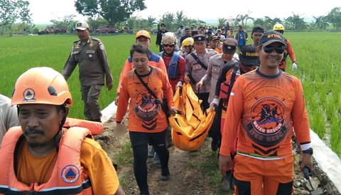 Korban ketiga siswa SD yang tenggelam saat kegiatan Pramuka di Indramayu ditemukan, Minggu (18/2/2024). Foto: kumparan