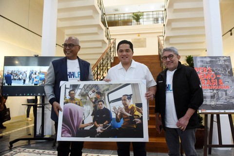 Menteri BUMN Erick Thohir (tengah) menerima cendera mata foto dari Direktur Utama Perum LKBN Antara Akhmad Munir (kiri), dan Ketua Dewan Pengawas LKBN Antara Kemal Effendi Gani (kanan) usai melihat pameran foto Pers Demo-Krasi dan Pembangunan. Foto: Indrianto Eko Suwarso/Antara Foto