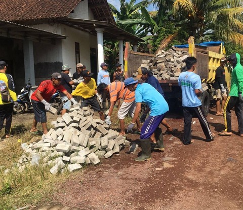 Saat bantuan paving block diangkut ke truk. Dok: mili.id