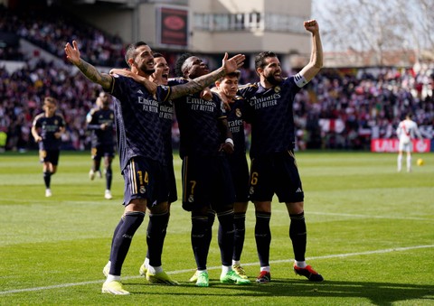 Joselu, Lucas Vazquez, Vinicius Junior, Fran Garcia, dan Nacho Fernandez berselebrasi saat laga Rayo Vallecano vs Real Madrid dalam pekan ke-25 Liga Spanyol 2023/24 di Campo de Futbol de Vallecas pada Minggu (18/2) malam WIB. Foto: REUTERS/Ana Beltran