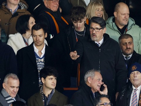 Harry Styles dan Mick Harford nonton laga Luton Town vs Manchester United (MU) dalam pekan ke-25 Liga Inggris 2023/24 di Stadion Kenilworth Road pada Minggu (18/2) malam WIB. Foto: Action Images via Reuters/Peter Cziborra