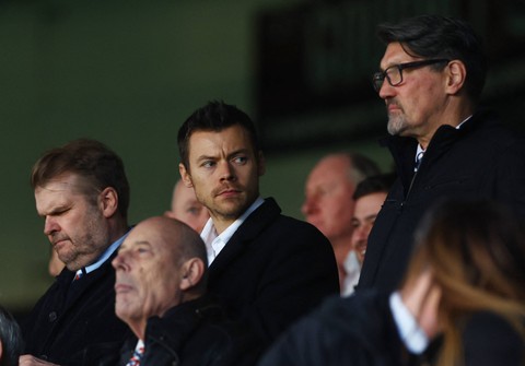 Harry Styles nonton laga Luton Town vs Manchester United (MU) dalam pekan ke-25 Liga Inggris 2023/24 di Stadion Kenilworth Road pada Minggu (18/2) malam WIB. Foto: REUTERS/Hannah Mckay