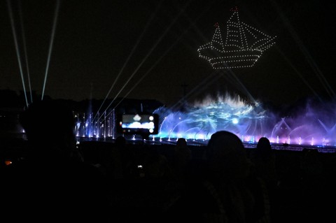 Sejumlah pengunjung menyaksikan pertunjukan air mancur menari dan atraksi formasi drone di Danau Archipelago, Taman Mini Indonesia Indah (TMII), Jakarta, Minggu (18/2/2024). Foto: Erlangga Bregas Prakoso/ANTARA FOTO