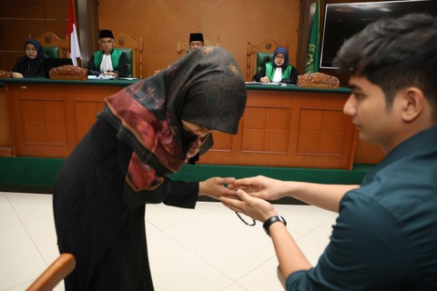 Ria Ricis dan Teuku Ryan menjalani sidang perceraian perdana di Pengadilan Agama Jakarta Selatan, Jakarta, Senin, (19/02/2024). Foto: Agus Apriyanto