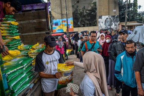 Warga antre untuk membeli beras medium saat operasi pasar murah di Taman Film, Bandung, Jawa Barat, Senin (19/2/2024). Foto: Raisan Al Farisi/ANTARA FOTO
