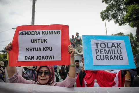 Demonstran yang tergabung dalam Gerakan Masyarakat Sipil Selamatkan Demokrasi Indonesia menggelar unjuk rasa di depan kantor KPU, Jakarta, 19 Februari 2024. Foto: Jamal Ramadhan/kumparan