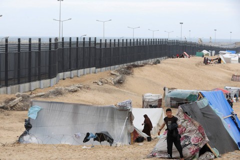 Warga Palestina berlindung di perbatasan dengan Mesir, di tengah kekhawatiran eksodus warga Palestina ke Mesir, seiring berlanjutnya konflik antara Israel dan Hamas, di Rafah selatan Jalur Gaza. Foto: Ibraheem Abu Mustafa/REUTERS