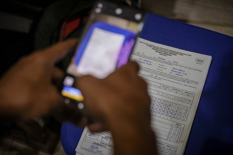 Suasana proses rekapitulasi hasil penghitungan suara secara manual tingkat kecamatan di Gelanggang Olah Raga (GOR) Tanah Abang, Bendungan Hilir, Kec. Tanah Abang, Jakarta Pusat, Senin (19/2/2024). Foto: Jamal Ramadhan/kumparan