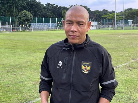 Nova Arianto usai memimpin latihan Timnas U-16 di Jakarta, Senin (19/2/2024). Foto: Soni Insan Bagus/kumparan