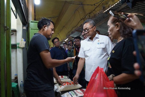 Menteri Perdagangan, Zulkifli Hasan meninjau ketersediaan stok dan harga beras di Pasar Rawasari. Foto: Dok. Kemendag