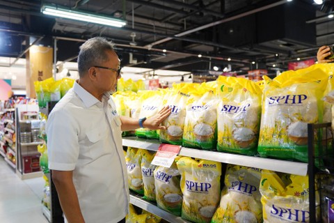 Mendag Zulhas menjelaskan, pemerintah akan menambah stok beras Bulog untuk menambah stok beras di pasar. Foto: Dok. Kemendag