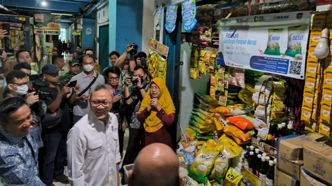 Menteri Perdagangan Zulkifli Hasan atau Zulhas mengunjungi Pasar Bulu, di Semarang Jawa Tengah, Selasa (20/2/2024). Foto: Akbar Maulana/kumparan