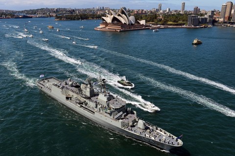 Kapal perang Angkatan Laut Australia HMAS Paramatta berlayar di depan Gedung Opera Sydney yang ikonik pada tanggal 4 Oktober 2013. Foto: Saeed Khan/AFP