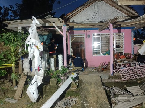 Rumah milik Kusairi (53) di Dusun Timur RT 01 RW 03, Desa Nyalabuh Daya, Kecamatan/Kabupaten Pamekasan, Madura dilempari bom bondet pada Senin (19/2/2024). Foto: Polres Pamekasan