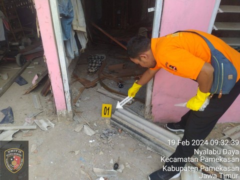 Pemeriksaan rumah milik Kusairi (53) di Dusun Timur RT 01 RW 03, Desa Nyalabuh Daya, Kecamatan/Kabupaten Pamekasan, Madura dilempari bom bondet pada Senin (19/2/2024). Foto: Polres Pamekasan