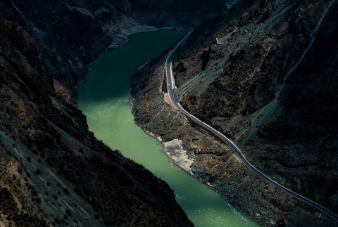 Sungai Yarlung Zangbo mengalir sepanjang 1.125 kilometer di sepanjang Daerah Otonomi Tibet, China. Foto: Shutterstock
