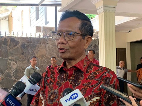 Cawapres 03 Mahfud MD saat ditemui di kantor pribadinya. Foto: Paulina Herasmaranindar/kumparan