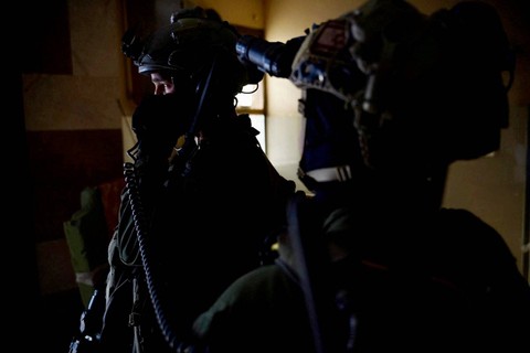 Tentara Israel beroperasi, di tengah konflik yang sedang berlangsung antara Israel dan kelompok Islam Palestina Hamas, di lokasi yang disebutkan sebagai Rumah Sakit Nasser di Gaza. Foto: Pasukan Pertahanan Israel/Handout via REUTERS