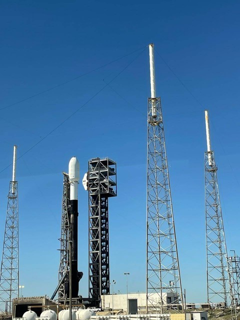 Roket SpaceX Falcon 9 membawa muatan Satelit Merah Putih 2 sebelum peluncuran di Cape Canaveral, Florida, AS, pada 20 Februari 2024. Foto: Arifin Asydhad/kumparan