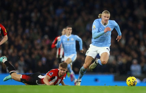 Aksi Erling Haaland saat Manchester City vs Brentford dalam laga tunda Liga Inggris 2023/24 di Stadion Etihad pada Rabu (21/2) dini hari WIB. Foto: Action Images via Reuters/Lee Smith 