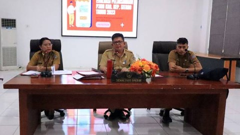 Sekretaris Daerah Kabupaten Sitaro, Denny D Kondoj (tengah) memimpin rapat Tim Peningkatan Penggunaan Produk dalam Negeri.