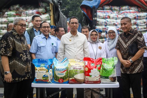 Pj Gubernur Heru Budi melepas penyaluran beras premium di Pergudangan Pasar Beras Induk Cipinang, Jakarta, Rabu (21/2/2024). Foto: Iqbal Firdaus/kumparan