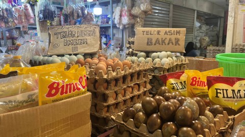 Telur di Pasar Senen kios basah, Jakarta pada Rabu (21/2/2024). Foto: Widya Islamiati/kumparan