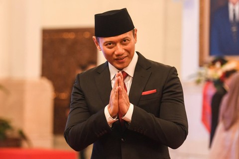 Ketua Umum Partai Demokrat Agus Harimurti Yudhoyono memberikan salam sebelum dilantik sebagai Menteri Agraria dan Tata Ruang/Kepala Badan Pertanahan Nasional (ATR/BPN) oleh Presiden Joko Widodo di Istana Negara, Jakarta, Rabu (21/2/2024). Foto: Hafidz Mubarak A/ANTARA FOTO