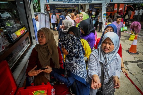 Sejumlah warga antre untuk membeli paket sembako murah di Kecamatan Tanah Abang, Jakarta, Rabu (21/2/2024). Foto: Rivan Awal Lingga/Antara Foto