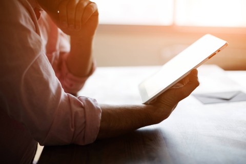 Ilustrasi literasi digital. Foto: GaudiLab/Shutterstock 