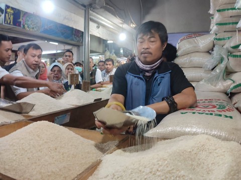 Satgas Pangan Polda Jabar dan Bareskrim Mabes Polri saat cek ketersediaan dan harga beras di Pasar Kosambi, Kota Bandung. Foto: Rachmadi Rasyad/kumparan